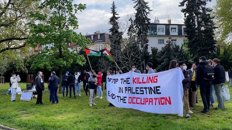 Před izraelskou ambasádou v Praze protestovali příznivci Palestiny i Izraele